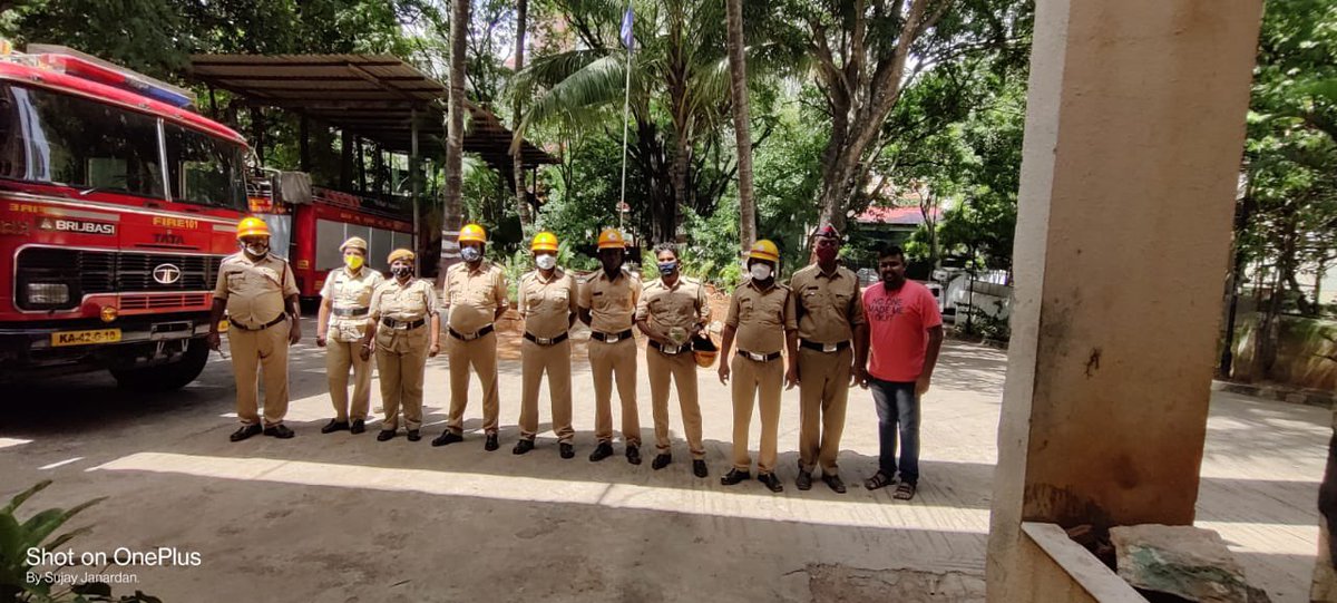brosonwheels's tweet photo. #nammasalute Highlights
.
Met and thanked 2000+ cops from @blrcitypolice & @blrcitytraffic today with a smile, salute and a tender coconut
.
Glimpses from our time spent at Ashok Nagar Fire Station. It was surreal meeting our heroes...🥰🥰🥰 https://t.co/gbPA4vqsdo