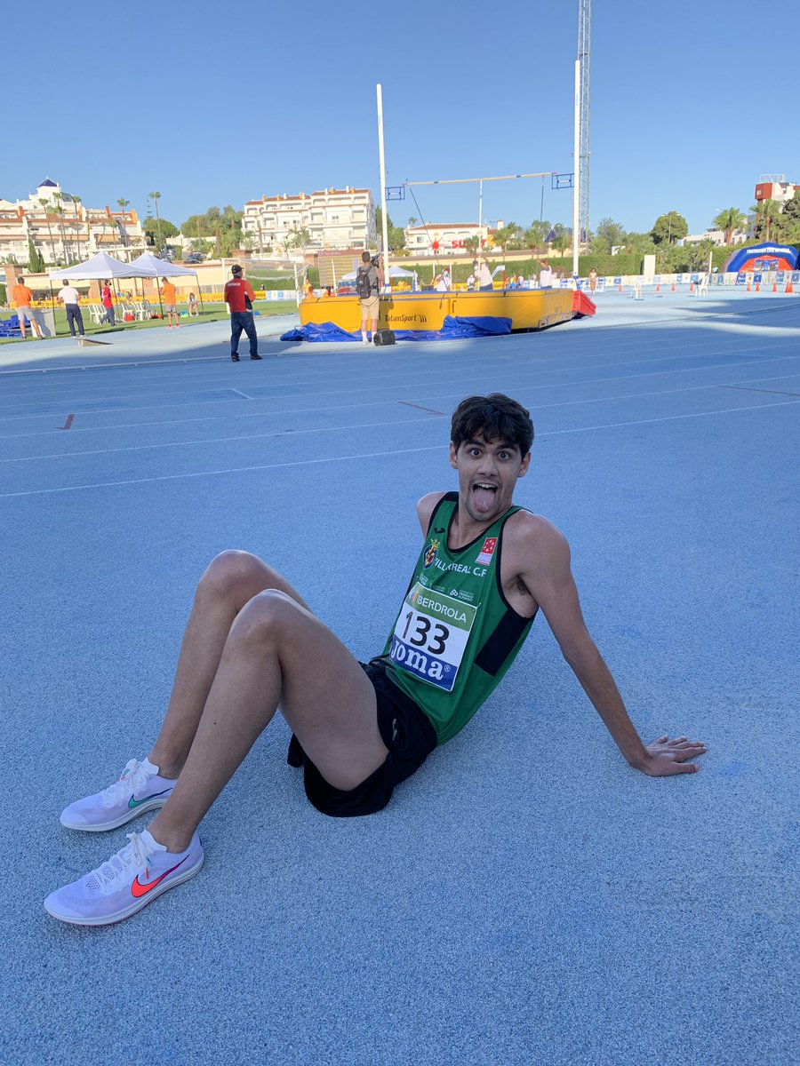 Este señor acaba de quedar tercero en el nacional sub23, ha hecho marca personal (8:45.95) y mínima europea después de comerse un obstáculo en Huelva y estar 10 días parado ✨