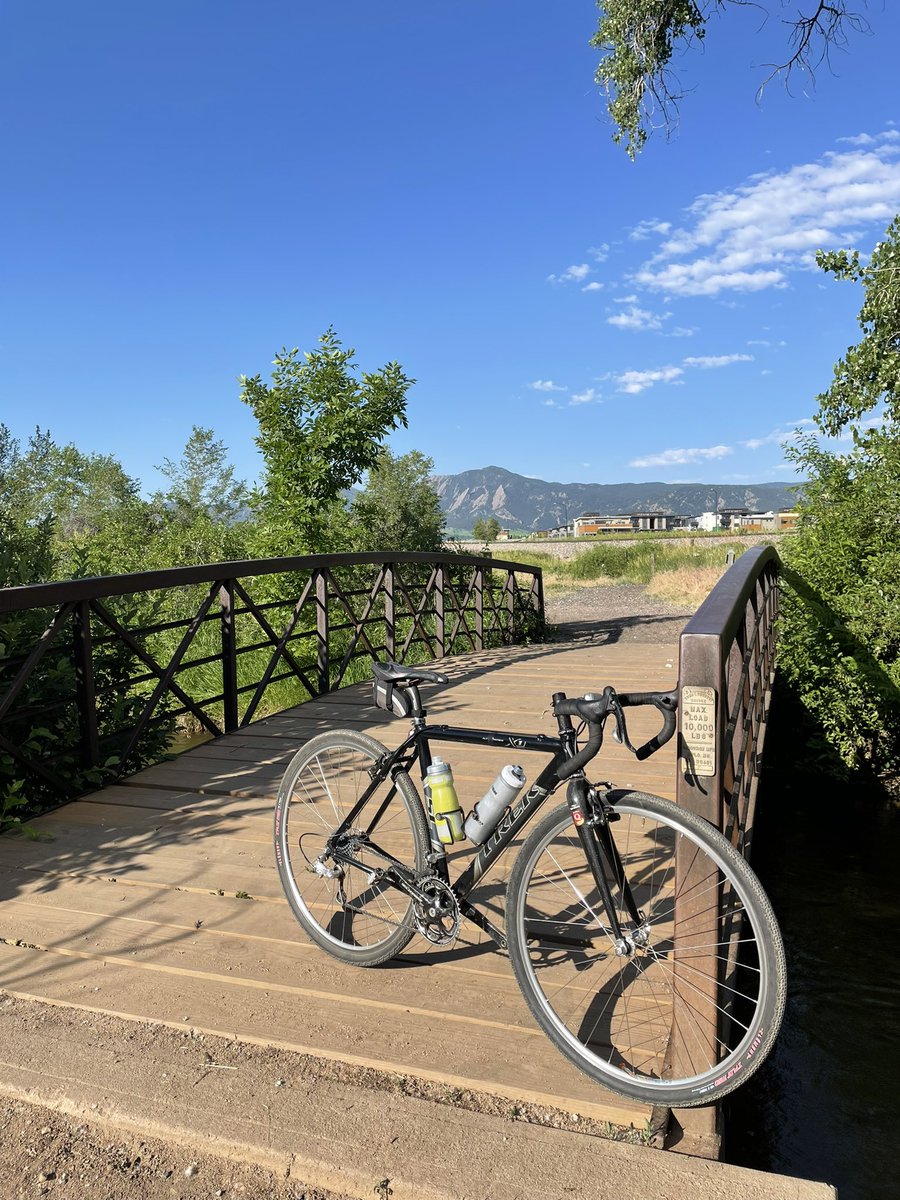 JWLevitt's tweet photo. Happiness watts allllll the way up. 

45 miles, half road and half gravel, reminding me yet again why cross bikes are my favorite. 

Fun experience to be riding in a pace line with tri/road bikes on those thicc tires. #thisisfitness https://t.co/JGKBJKFzAs