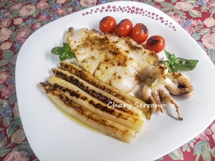 Os traigo una #receta estupenda, fácil, rica y ligera.
"Choco a la plancha con espárragos y cherrys"
⤵️ micocinayotrascosas.com/2007/05/espara…

#BajasCalorías No te la pierdas.
#cocinillasccf #NosotrosLosMagicos