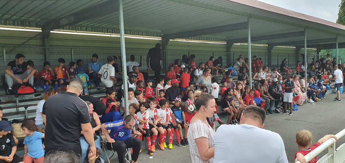 oclodong's tweet photo. Plaisir hier samedi de remettre les coupes à nos jeunes footballeurs qui se sont illustrés lors du tournoi du VYCAF, notre club de football des villes de Yerres et Crosne. @VilledeYerres @VCrosne @GillesCarbonnet #football #VYCAF @DamiatiMichael #tournoi https://t.co/CJtv6TQrCG