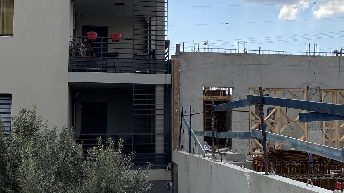s_maddalone's tweet photo. Comment peut-on accepter une telle construction #duranne par #sacogiva et @aixmaville ne fasse rien? Construction collée à l’immeuble existant. Nuisances et baisse de valeur des appartements. Ca mérite un reportage @TF1 @M6Groupe @France3Provence @canardenchaine @Mediapart https://t.co/mcQ0kq2mxI