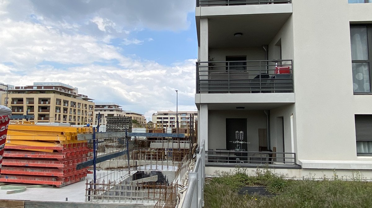 s_maddalone's tweet photo. Comment peut-on accepter une telle construction #duranne par #sacogiva et @aixmaville ne fasse rien? Construction collée à l’immeuble existant. Nuisances et baisse de valeur des appartements. Ca mérite un reportage @TF1 @M6Groupe @France3Provence @canardenchaine @Mediapart https://t.co/mcQ0kq2mxI