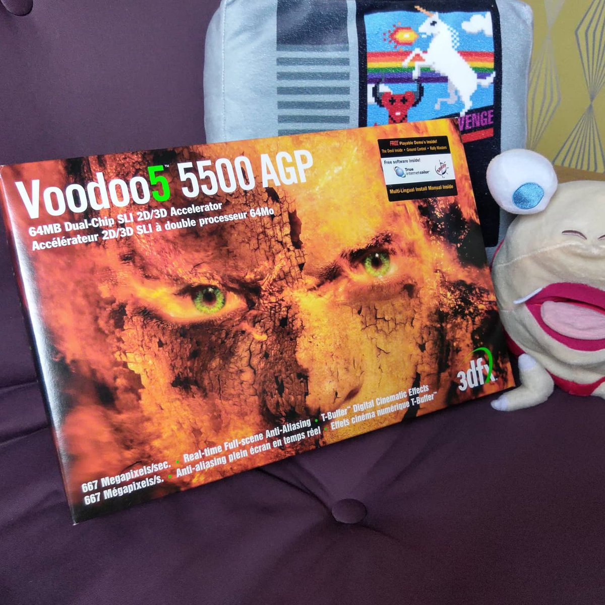 lilock33's tweet photo. #CIBSunday
Vintage PC hardware doesn't seem to get as much love and old consoles, does it? Let's address that this week... Here's a look at the box for my 3dfx Voodoo5 5500, the actual card lives in my 450MHz K6-III system. 😊
#RetroGaming #VintagePC #3dfx #Voodoo5 #PCGaming https://t.co/g9Fu0McZts