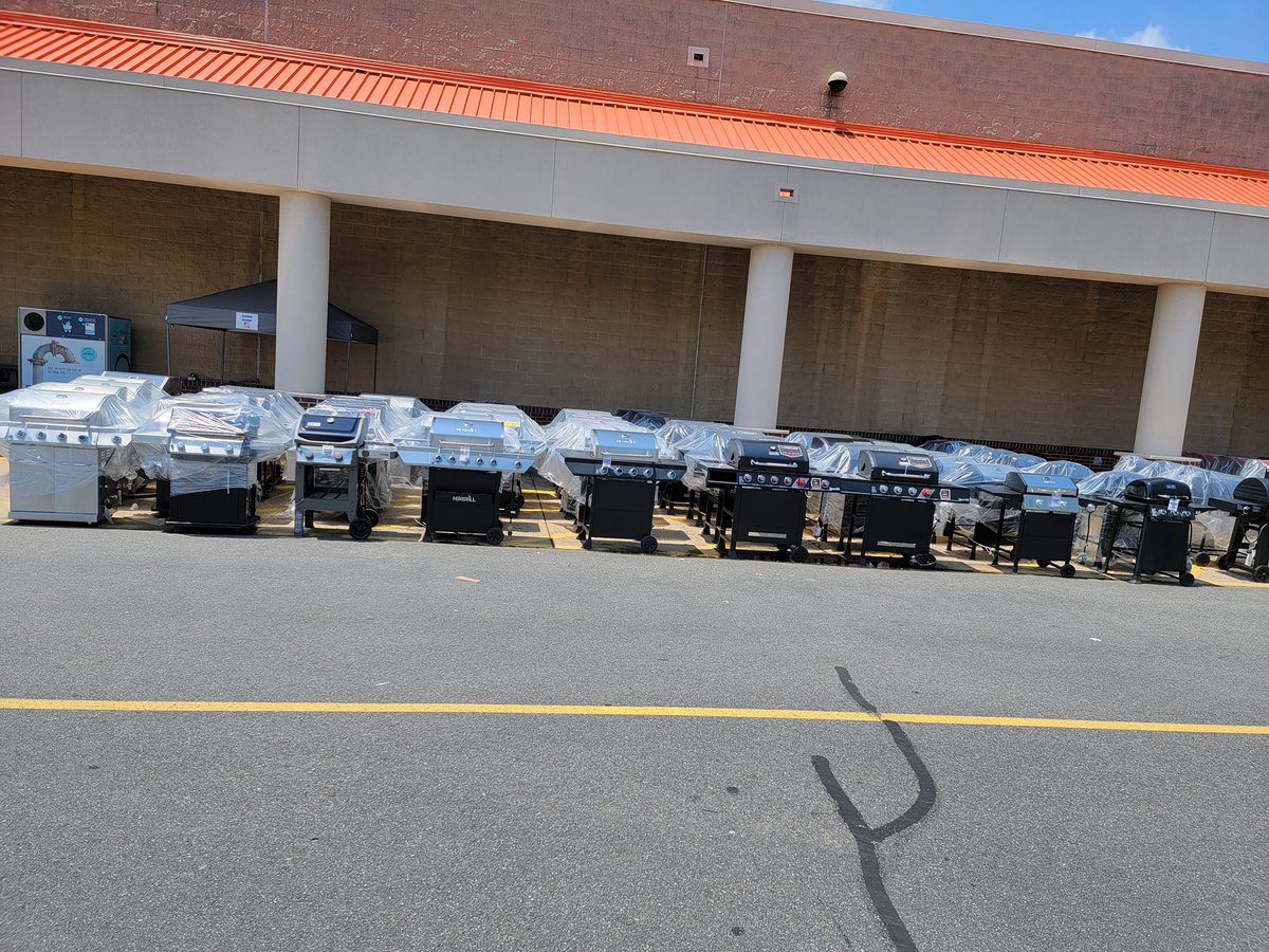 TheHyyyype's tweet image. they're all eagerly lined up hoping a dad will pick them next