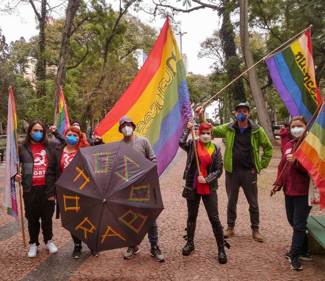 LGBTComunistaRS's tweet photo. Ontem, 19J, o Coletivo LGBT Comunista foi às ruas, pela primeira vez no Bloco LGBTI+ Antifascista. Um bloco composto por coletivos LGBT de Porto Alegre e aberto a independentes, pra mostrar que as LGBTs existem, resistem e compartilham das pautas das manifestações #FORABOLSONARO. https://t.co/kuWcbId7RO