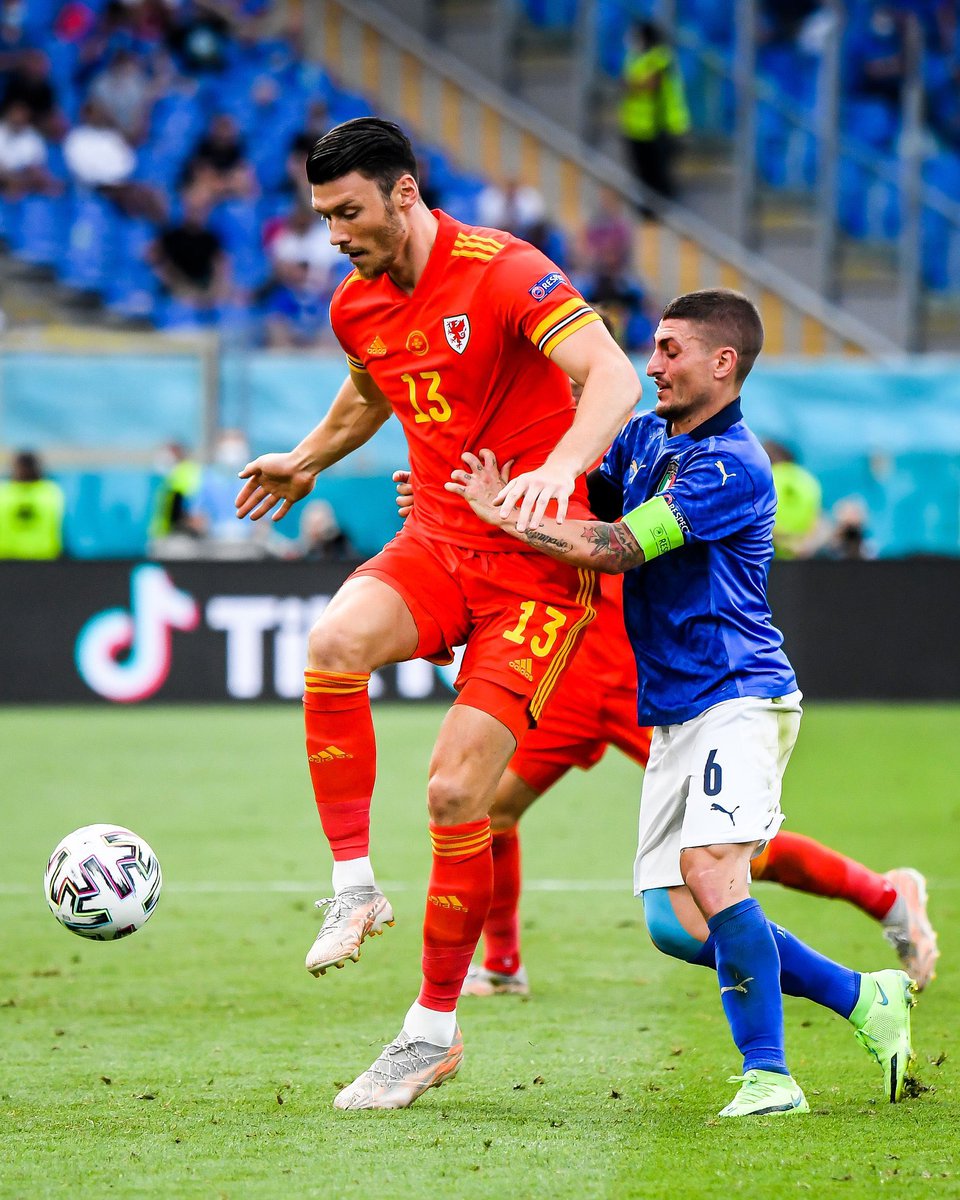 Pablospezzano's tweet photo. 😂 Kieffer Moore 🏴󠁧󠁢󠁷󠁬󠁳󠁿 (1.96) vs. Marco Verratti 🇮🇹 (1.65). 

📸 @brfootball https://t.co/gJ2tkESxjF