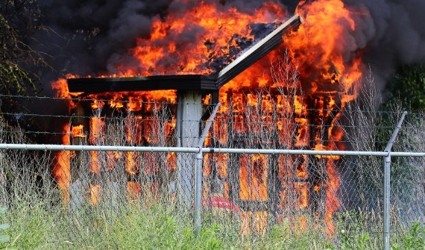 Brandweer krijgt hulp van jeugdbrandweer bij blussen van brand in houten keet - ..