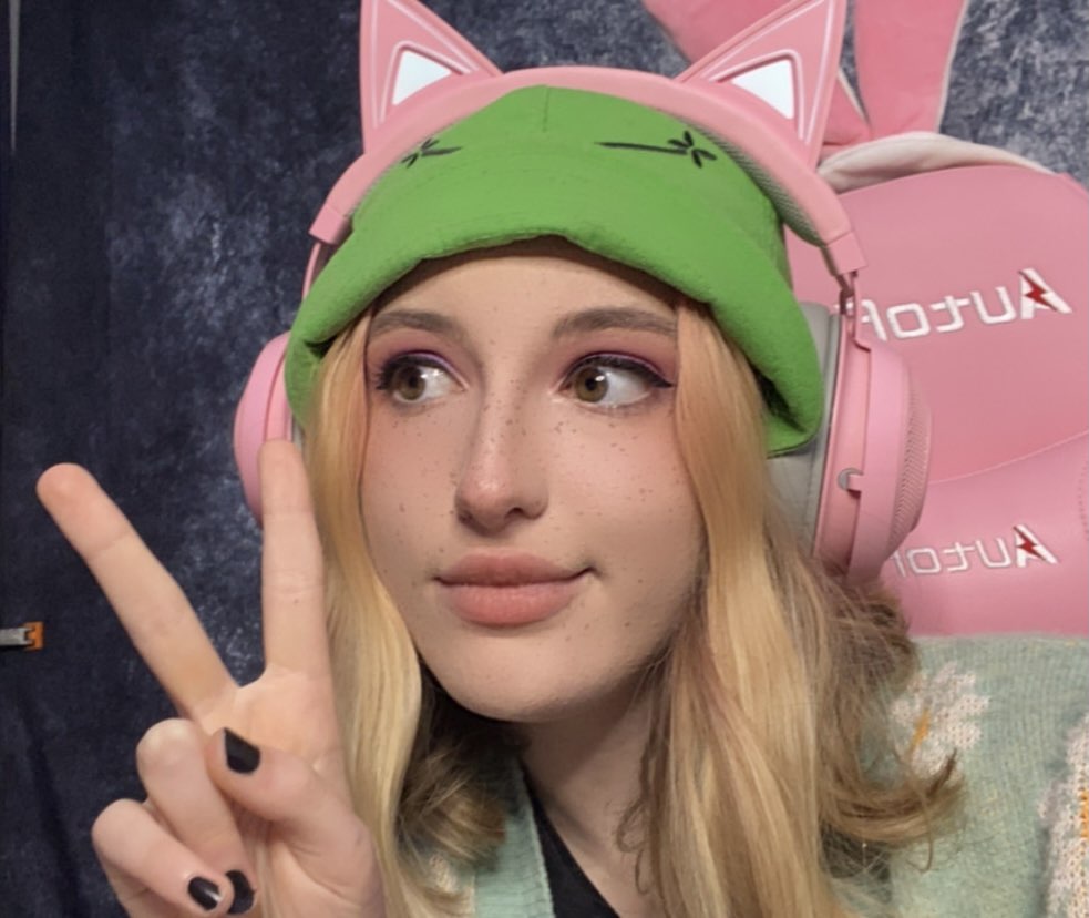 cosevietv's tweet photo. [rts appreciated]
Hi I'm Evie!

I'm a 16 year old, non-binary and bisexual minecraft streamer / mcyt from the UK!

My streams are either chaos or calm, [no in between] I am amazing at bedwars... And I sometimes do lore on the @Chaossmp_! 

I also have a frog hat and an ocarina <3 https://t.co/X2lcne9inD