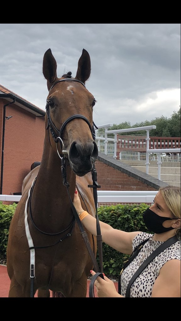 FluffyPickle's tweet photo. Thank you so much to @RichardFaheyERC for the chance to see Moon Bay at @ponteraces today, a lovely afternoon meeting fellow members and she ran a blinder. Thank you also to the staff at @RichardFahey for their time as always they are the best 🖤🧡 https://t.co/ykIHUOxHua