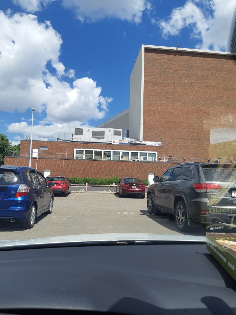 EmilyJaseckas's tweet photo. Perfect day for a opera! @edmontonopera #driveinopera https://t.co/QYBwlyewKW