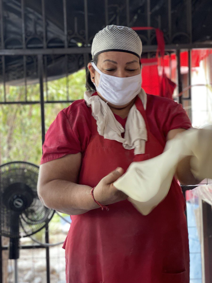 BancoAzteca's tweet photo. ¡Feliz día a ti que eres un #PapáLuchón! 
Nosotros seguimos acompañando a nuestro #PapáLuchón @eltobyhernandez en todos los preparativos de la #CarneAsadaAzteca. Empezamos el día aprendiendo a hacer las famosas tortillas “sobaqueras” de la mano de @roberto_ruizg https://t.co/CMRNwUHIj5