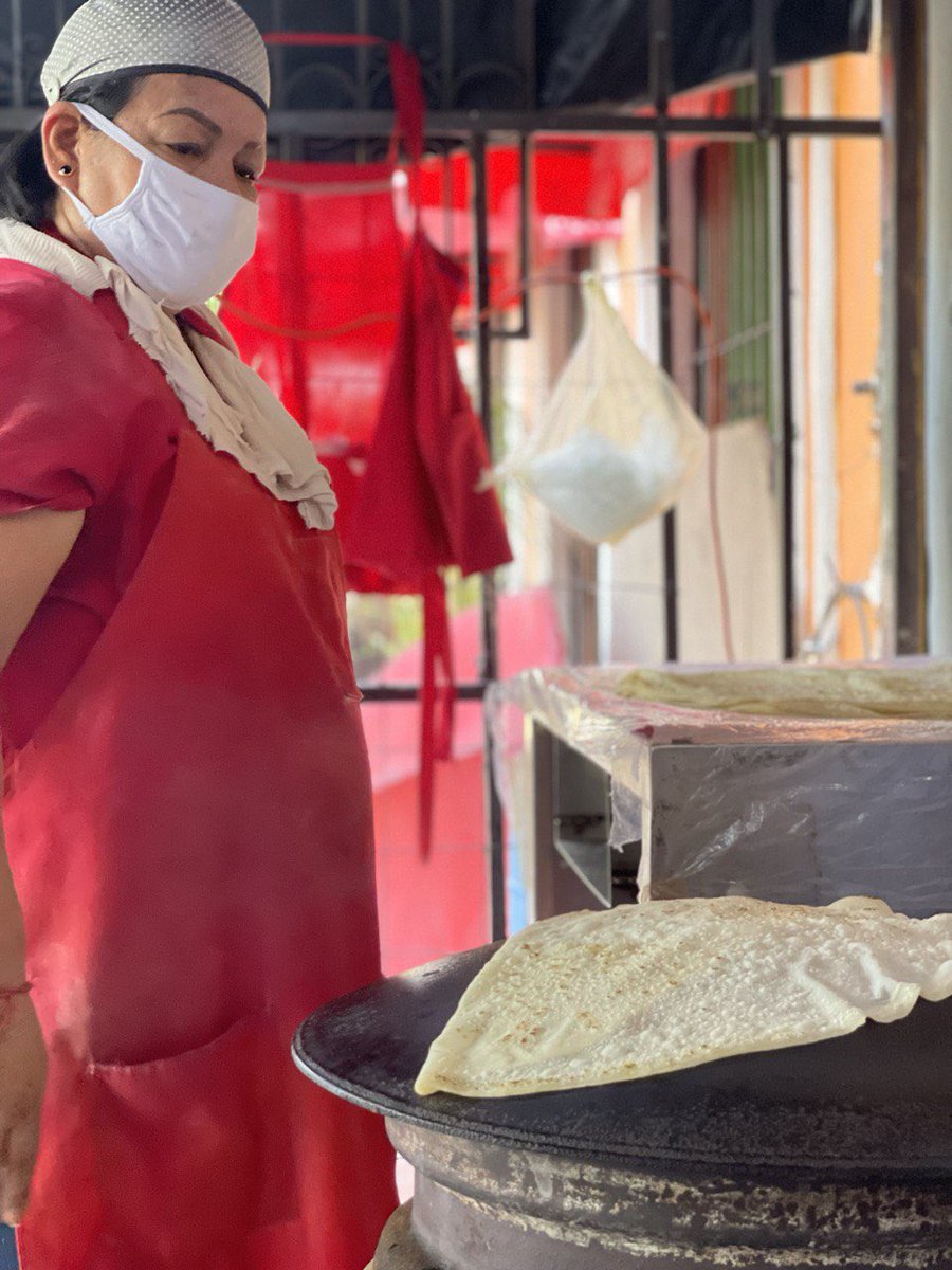 BancoAzteca's tweet photo. ¡Feliz día a ti que eres un #PapáLuchón! 
Nosotros seguimos acompañando a nuestro #PapáLuchón @eltobyhernandez en todos los preparativos de la #CarneAsadaAzteca. Empezamos el día aprendiendo a hacer las famosas tortillas “sobaqueras” de la mano de @roberto_ruizg https://t.co/CMRNwUHIj5