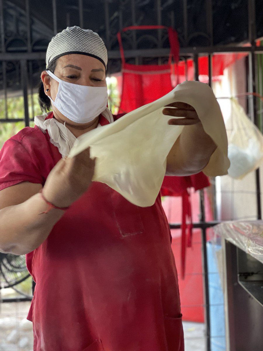 BancoAzteca's tweet photo. ¡Feliz día a ti que eres un #PapáLuchón! 
Nosotros seguimos acompañando a nuestro #PapáLuchón @eltobyhernandez en todos los preparativos de la #CarneAsadaAzteca. Empezamos el día aprendiendo a hacer las famosas tortillas “sobaqueras” de la mano de @roberto_ruizg https://t.co/CMRNwUHIj5