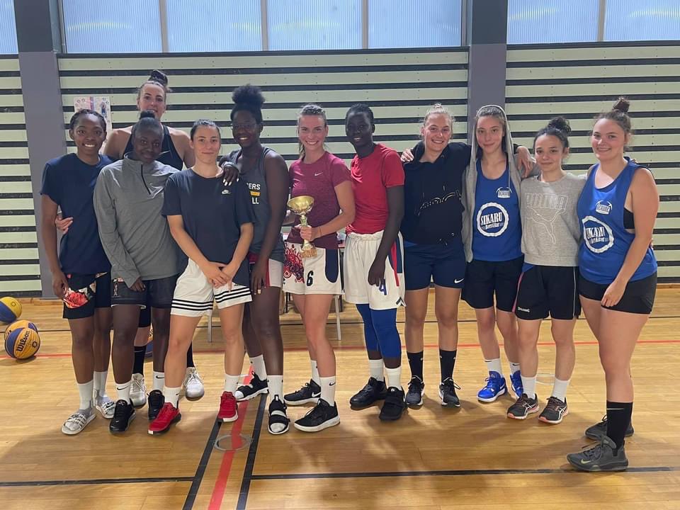 LimogesABC's tweet photo. #openstart #3x3 Bel après-midi à notre Tournoi 3x3
🏆 Open Start Super League ▶️ Team Les Bonbons // qualifiée MasterLigue Pau
🏆 Open Start Junior League ▶️ Team KKC // qualifiée Open Access Poitiers
🏆 Three points ▶️ Nelly Larraud
@LigueBasketNAQ @CD87_BBall @3x3Ffbb 🔵🔴 https://t.co/M5d9WSvJKR