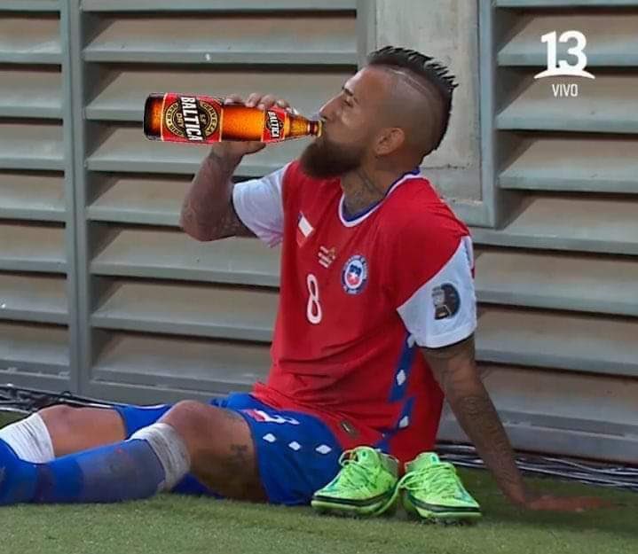 theempresssky's tweet photo. Vengo a revivir esta foto… la dejo por aca, me retiro lenta y pausadamente. 😬 #seleccionchilena #vidal https://t.co/gLbjzmaNAN