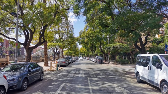 Esta tarde iba con la bici por la acera de Intendente Jorge Palacios en dirección a mi casa y la policía, con razón, me ha llamado la atención para que circule por la calzada. Se hace necesario un #carrilbici que conecte #Vistabella con el centro.