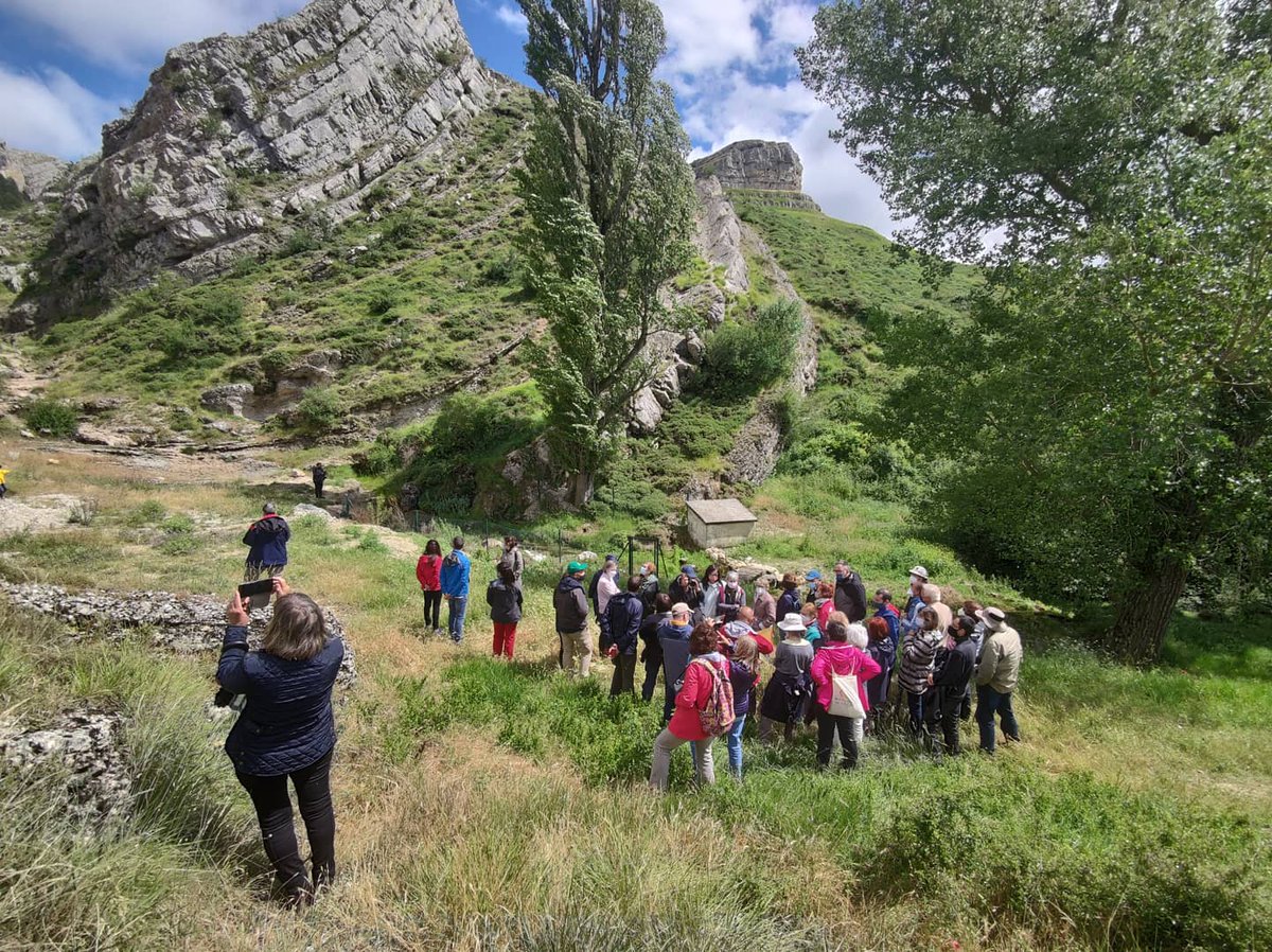 fundacionO2's tweet photo. Una ruta llena de sensaciones, descubrimientos, arte, mundo rural y muchas muchas piedras.
Gracias @ecofrikis por acompañarnos!!!
#Geoexcursion @FCajacirculo @IbercajaSocial https://t.co/cXkuc2GKV7