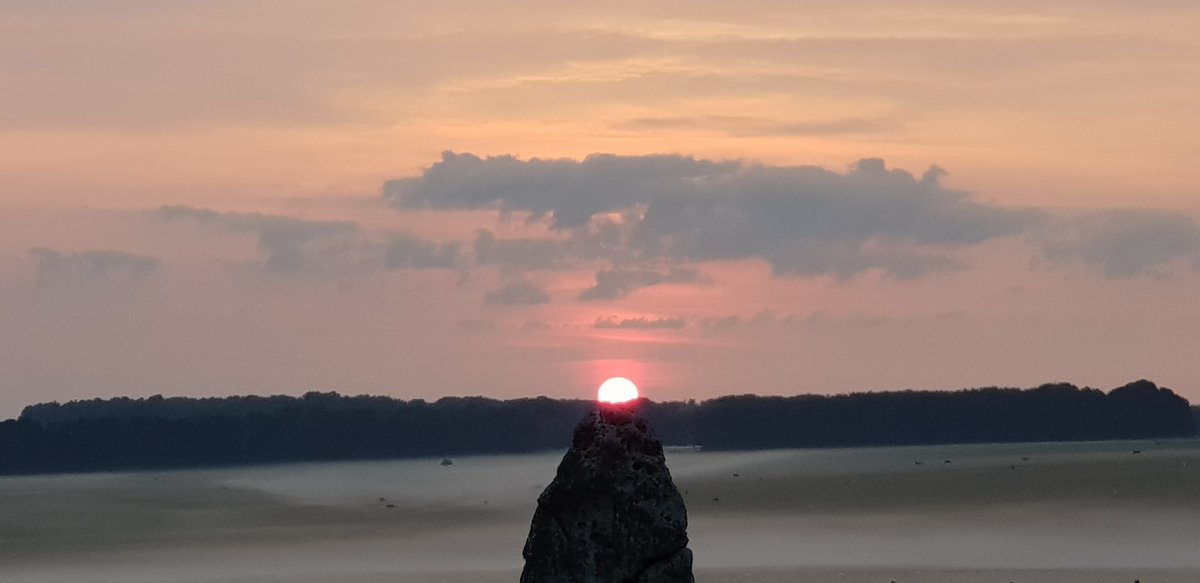 ST0NEHENGE's tweet image. Happy Solstice Folks! Sunrise at Stonehenge today (21st June) is at 4.52am, sunset is at 9.26pm. The exact moment of the solstice occurring at 3.32am 🌅😀