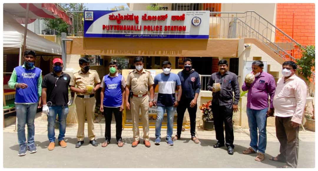 brosonwheels's tweet photo. #nammasalute Highlights 
.
Met and thanked 2000+ cops from @blrcitypolice &amp; @blrcitytraffic today with a smile, salute and a tender coconut
.
Glimpses from our time spent at Puttenahalli Police Station (@puttenahallips). Your happy faces made our day…🥰🥰🥰 https://t.co/K6HwfCihkn