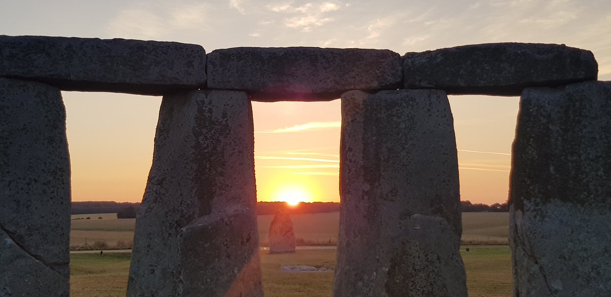 ST0NEHENGE's tweet image. Happy Solstice Folks! Sunrise at Stonehenge today (21st June) is at 4.52am, sunset is at 9.26pm. The exact moment of the solstice occurring at 3.32am 🌅😀
