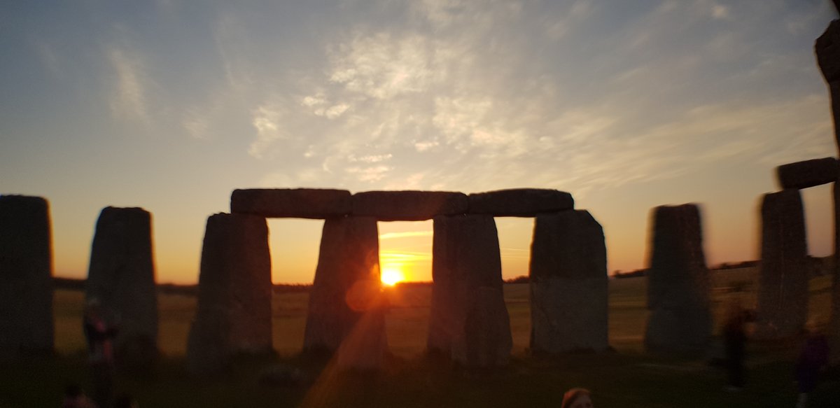 ST0NEHENGE's tweet image. Happy Solstice Folks! Sunrise at Stonehenge today (21st June) is at 4.52am, sunset is at 9.26pm. The exact moment of the solstice occurring at 3.32am 🌅😀