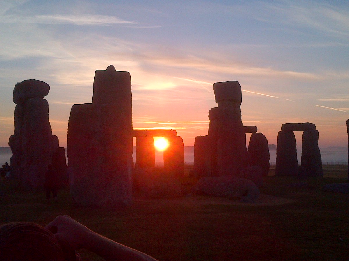 ST0NEHENGE's tweet image. Happy Solstice Folks! Sunrise at Stonehenge today (21st June) is at 4.52am, sunset is at 9.26pm. The exact moment of the solstice occurring at 3.32am 🌅😀