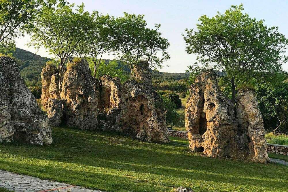 A unos 50 kilómetros al este de Tesalónica, entre los lagos Cortina y Volvi, hay un pueblecito llamado Νυμφόπετρα que significa "Piedra de novios". Ha tomado su nombre de una extraña formación geológica que se encuentra muy cerca y que ha producido varios mitos sobre su creación