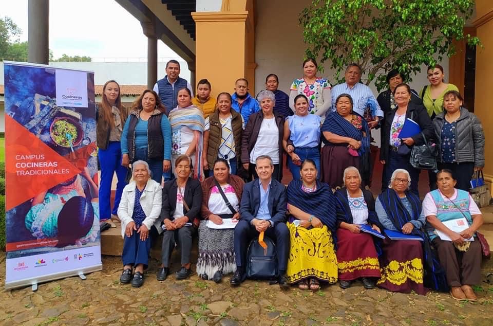 Agradecido a las cocineras tradicionales de Michoacan por su diligencia e interés en los cursos impartidos, pero sobretodo por su impagable amistad y cariño.