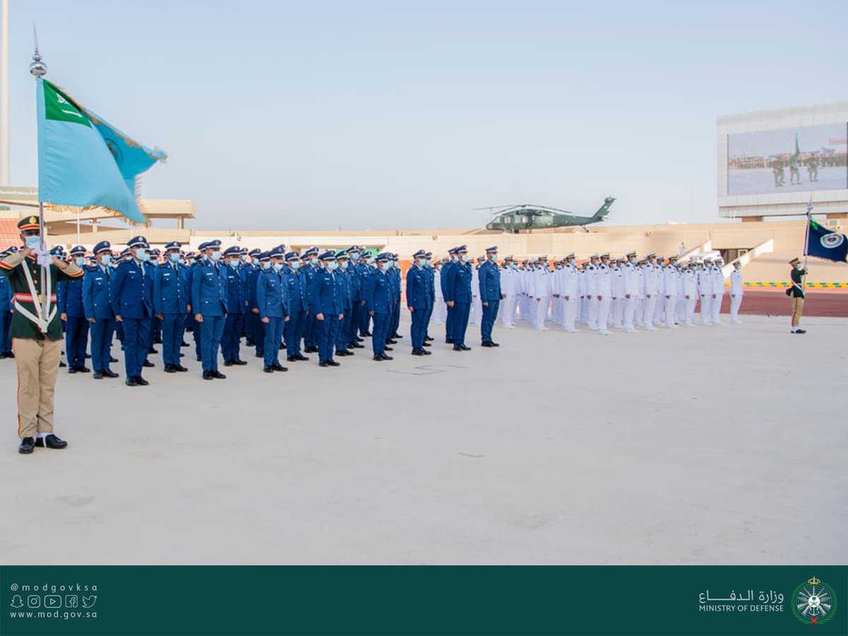modgovksa's tweet photo. نيابة عن سمو #ولي_العهد .. رئيس هيئة الأركان العامة يرعى حفل تخريج دورة تأهيل الضباط الجامعيين. https://t.co/U2zw88rQHh