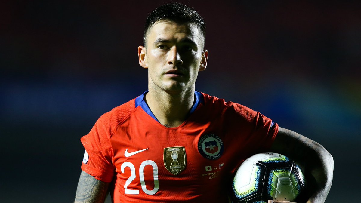 jonaconjota's tweet photo. Aránguiz viendo decepcionado como pensaron que él estaba involucrado en el acto de indisciplina. Perdóname rey charles 🥺 #seleccionchilena https://t.co/Rtb5eUODU4
