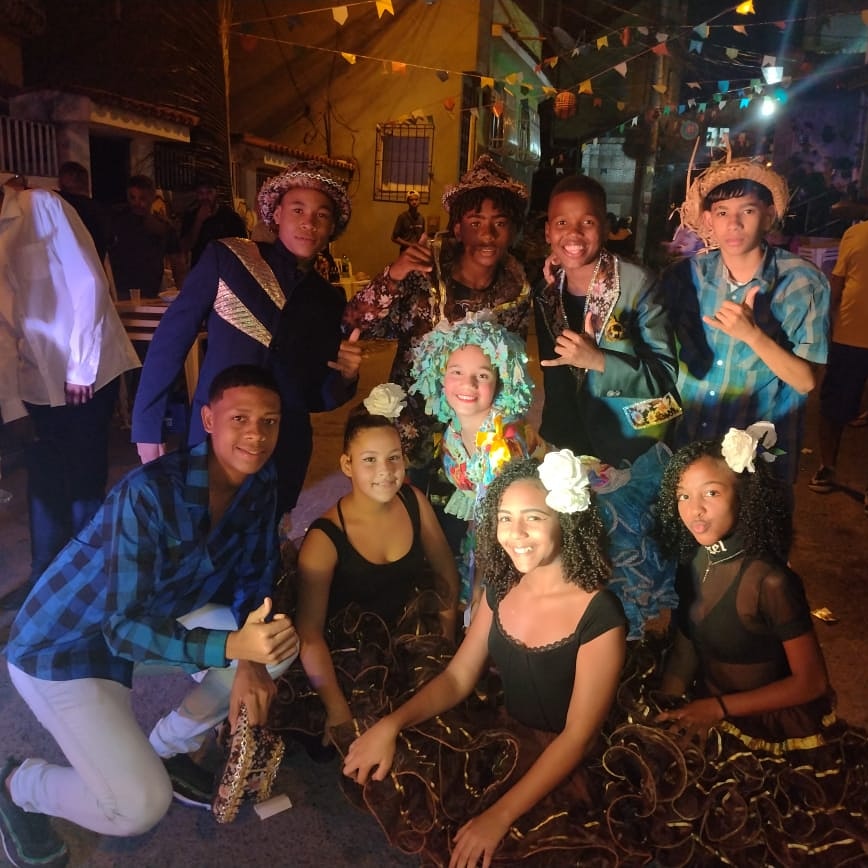 CulturalQuem's tweet photo. Hoje venho parabenizar esse grupo de novos quadrilheiros, sou muito grato por cada dia ensinando vocês a conhecer um pouco mas do que e dançar quadrilha. E ontem vocês deram o nome de vocês e mostraram que não se envolveram atoa. Parabéns ♥️
#ProjetoCulturalParaQuemGostaDeDançar https://t.co/EK7wKXfNzD