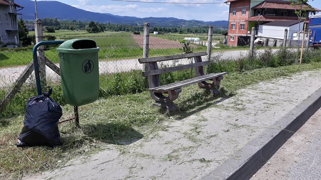 VoiceUM's tweet photo. ‼️Projekt "Manje smeća, sreća veća" uspješno realizovan! 
➡️ U sklopu projekta "Manje smeća, sreća veća" izvršili smo potpunu zamjenu dotrajalih i postavljanje novih kanti za smeće na javnim površinama na našoj općini. https://t.co/mywJR28qBk
