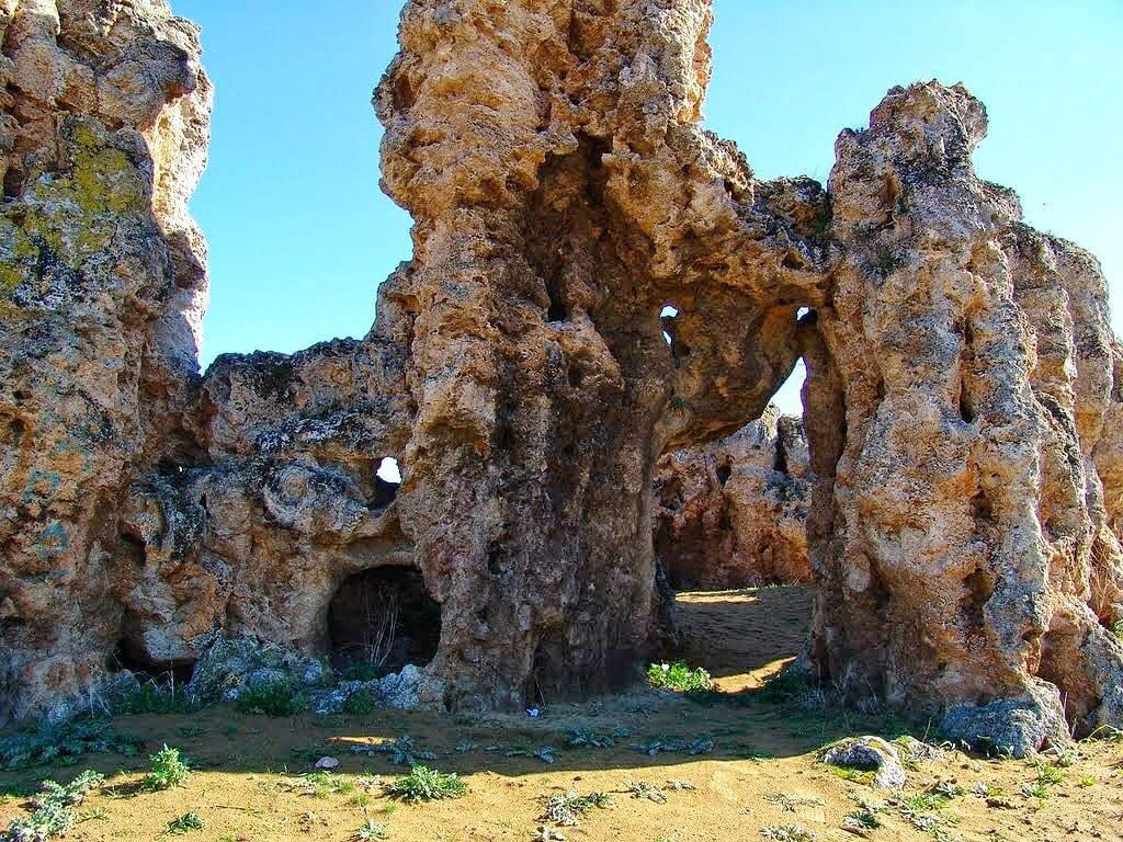 Un grupo de cazadores se encontró por casualidad con unas ninfas del bosque que se estaban bañando en las aguas de un manantial. Los hombres las admiraron, pero la diosa Artemisa se dio cuenta y llena de ira les mató arrojándoles unas piedras gigantes que se quedaron allí. 
#ieda