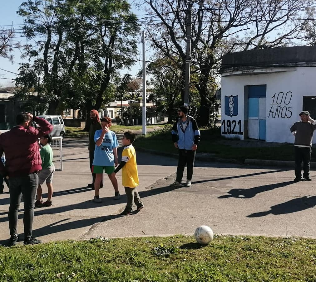 umfc1921's tweet photo. #PuebloVictoria #MarioBenabbi #CasadeMario 

El Centro cultural comunitario Casa de Mario expuso una galeria de fotos en el Parque Ancap. Los vecinos acompañaron la jornada recordando la historia del Pueblo Victoria en muchisimas fotos del gran Mario Benabbi...

#100Años https://t.co/DiHp1geCwl