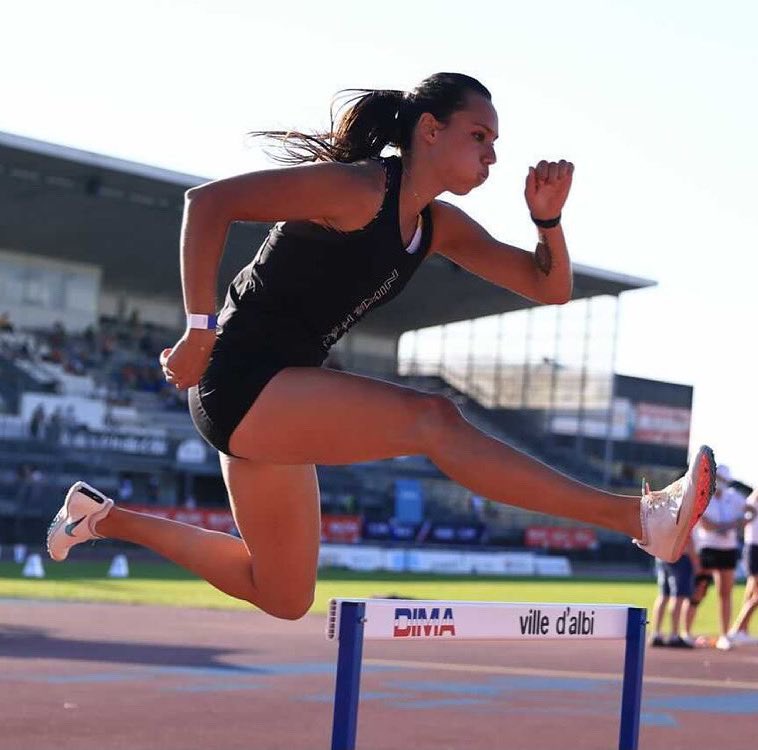 SmartPowerstud's tweet image. Farah Clerc en feu sur les pistes lyonnaises 🚀🦈. Equipée de nos pointes MAKO elle réalise son record de la saison… sous la pluie 😱. Qui a dit qu’elle avait les bons pneus 😂🦈 ? #athletisme #ffa #athletics #sprint #400mhurdles #400mh #smartpower #pointesathlétisme #pointe