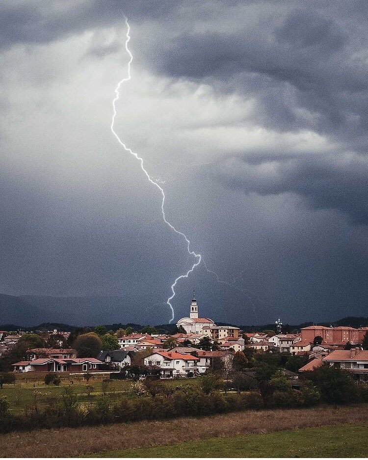 Sarà il caldo, ma stasera la fotografia di @quanit92 con uno spettacolare temporale ci piace moltissimo.
Complimenti Lorenzo!

#igersgo #igersfvg #gorizia #goriziasegreta #friuliveneziagiulia 

instagram.com/p/CQWp8fXFlpQ/