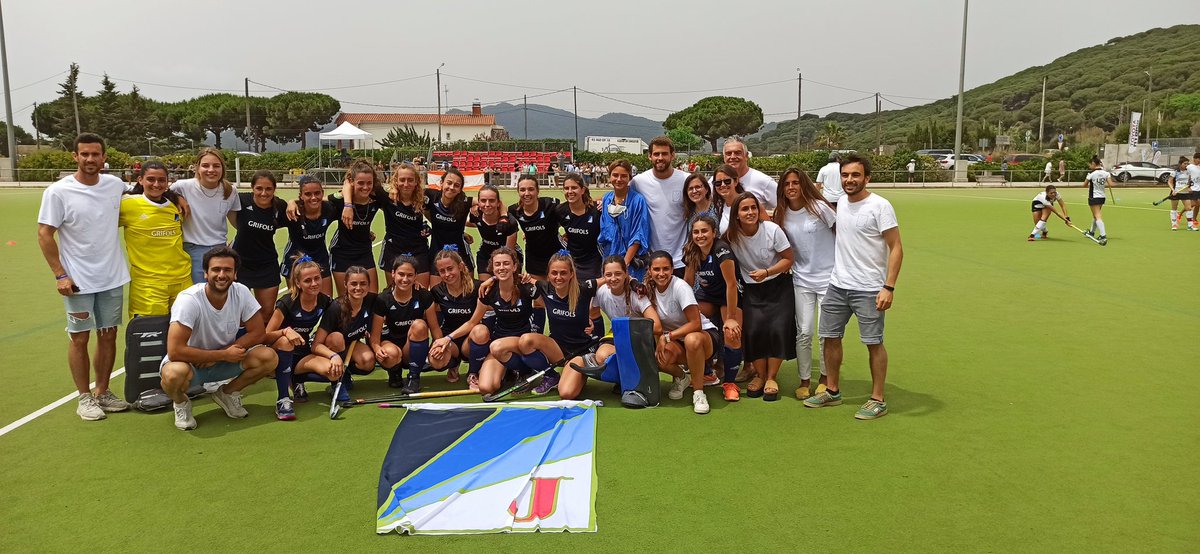 Gran dia avui pel <a href="/hockeyjunior/">Hockey Junior</a> ! Els nostres filials campions d'Espanya, i ascens a DHB i Primera Femení. Felicitats als jugadors i al staff!!! La pedrera del nostre club segueix creixent! #bategablauinegre <a href="/SantCugatCreix/">𝗦𝗮𝗻𝘁𝗖𝘂𝗴𝗮𝘁𝗖𝗿𝗲𝗶𝘅</a> <a href="/totsantcugat/">TOT Sant Cugat</a> <a href="/cugatmedia/">Cugat Mèdia</a>