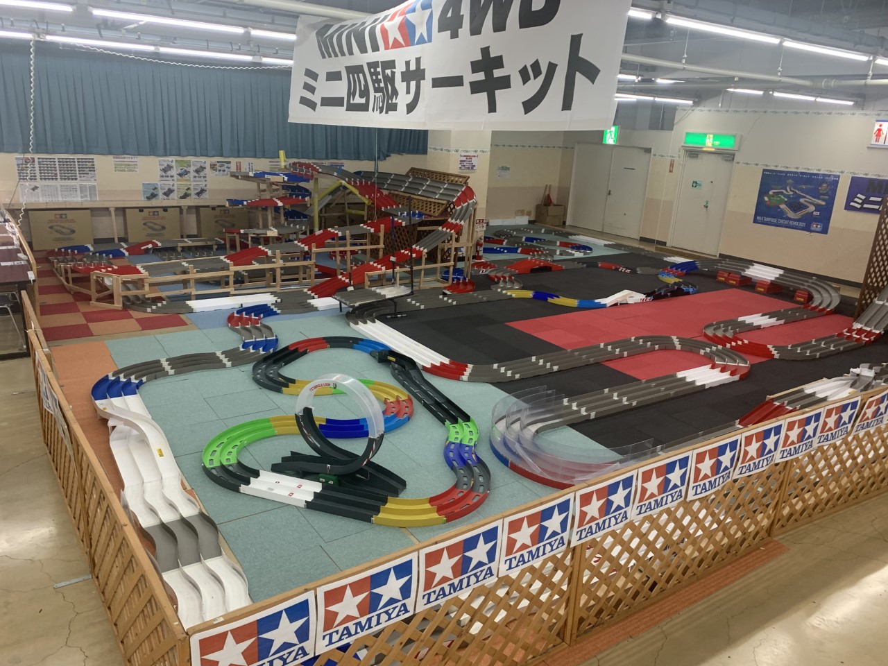 神奈川レジャーランド厚木店 おは ミニ四駆 御座います 昨日のフラットコース プチ変更しました 少し立体になっていた所の足場をぶった切りフラットに 裏のストレートにあったチェンジャーを手前に これでさらにスピード重視 ぜひ チャレンジして