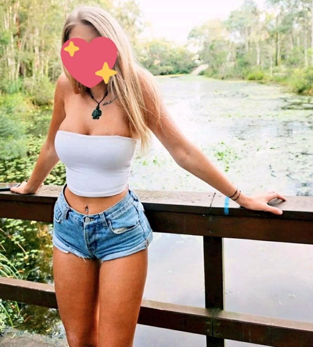 Девушки в коротких обтягивающих шортах. Мия малкович в шортиках. Сара хоученс. Девушки в шортах мини. Девушки в обтягивающих шортах.