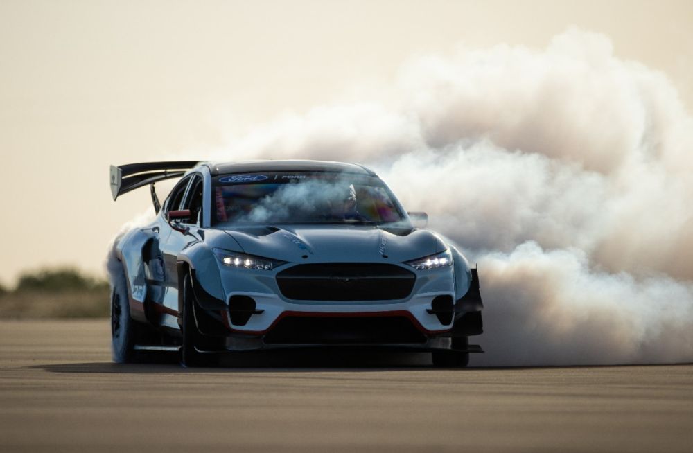 Groen7's tweet image. Ford wil dragrace met Mustang Mach E 1.400 en Tesla Model S Plaid groen7.nl/ford-wil-dragr…