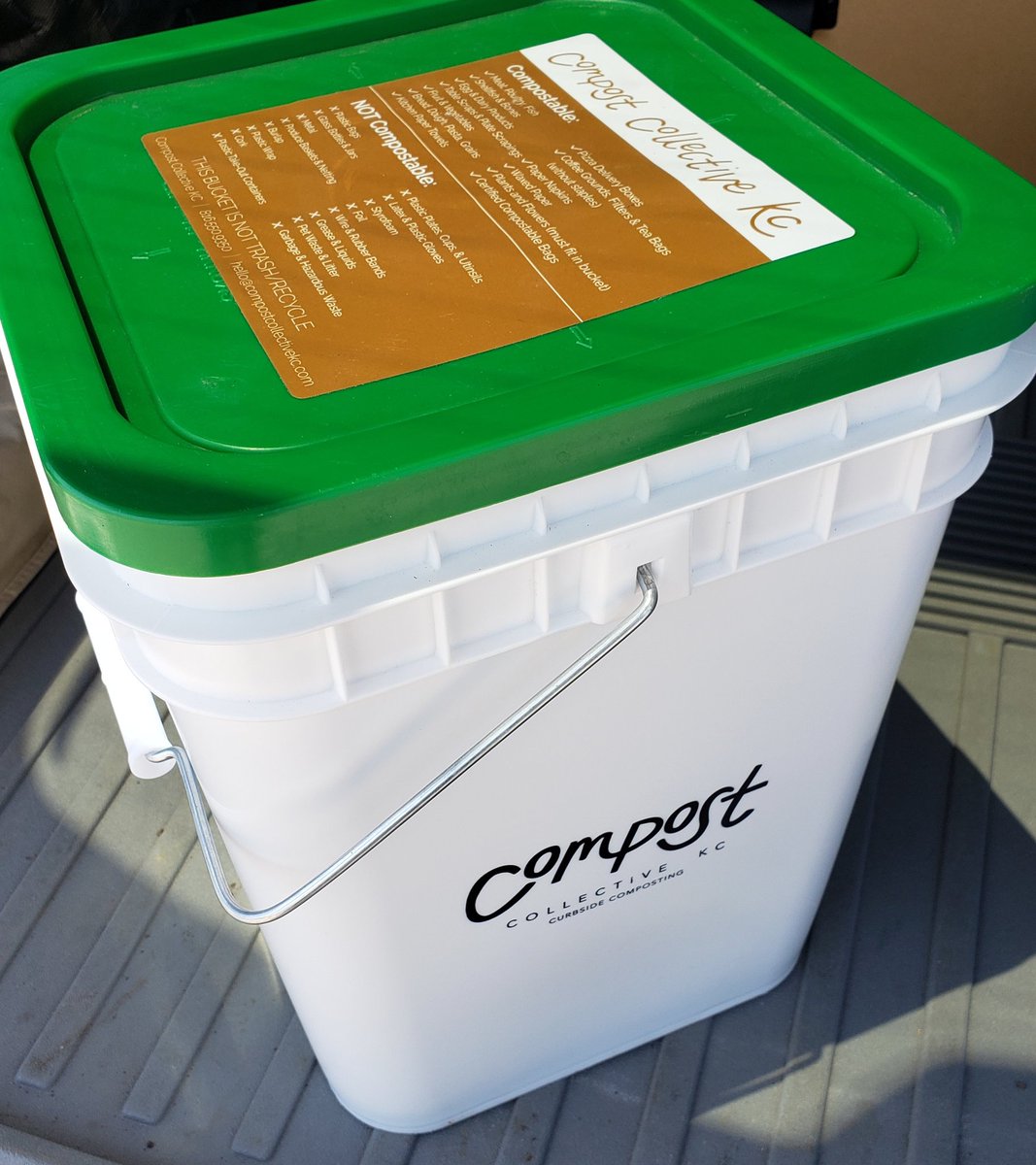 tiffanyinkcmo's tweet image. The bucket is heavy today #summerfoods 🍉 #NotTrash #BinSwap @CompostKC @SuburbanLG