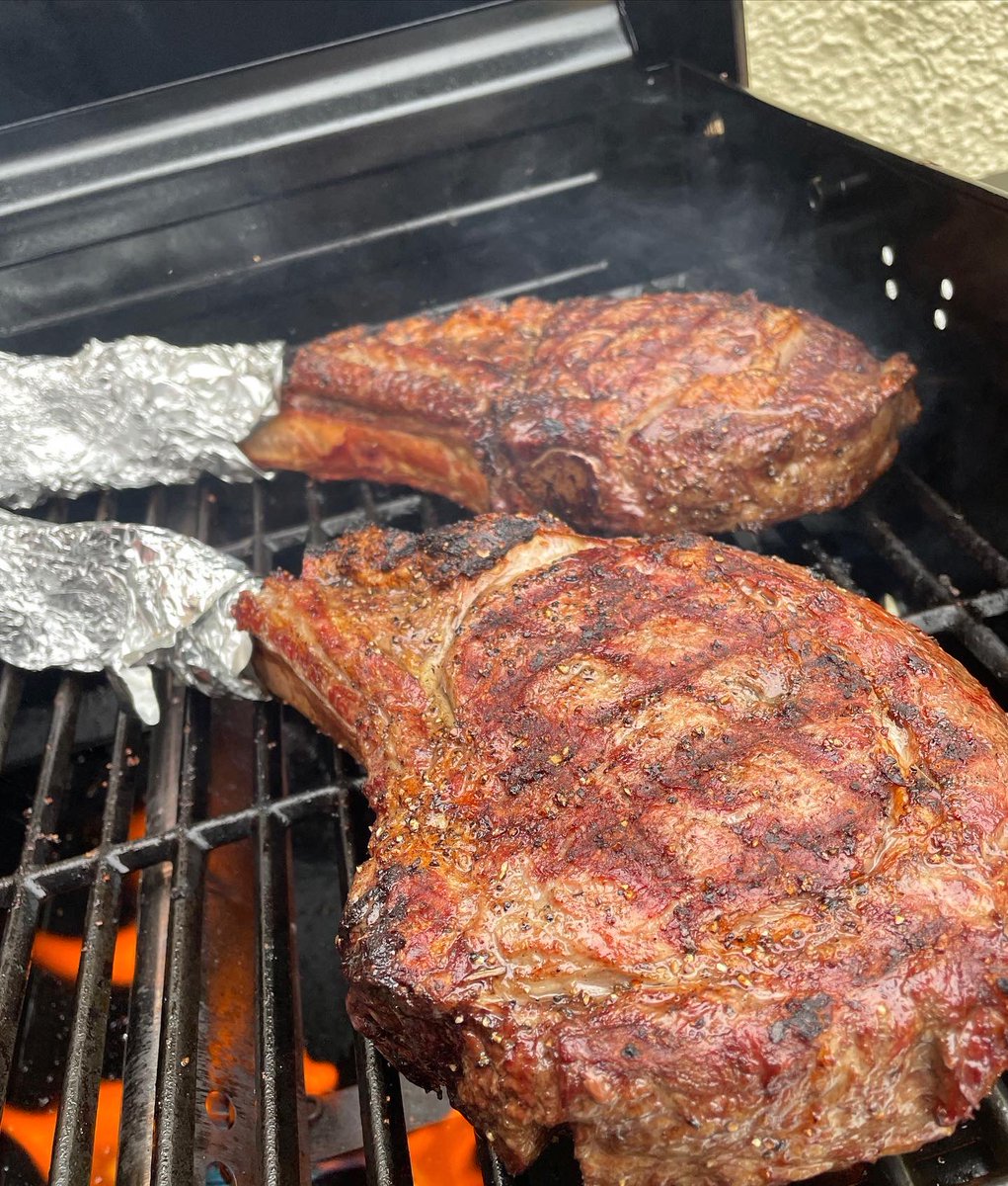Lloyd_Rees's tweet image. I was SUPER pleased with my cooking on these two massive tomahawk steaks. Low and slow for about 50 mins and then super searingly hot for about 4 mins. Turned out a lovely medium - so tasty 😋 🥩