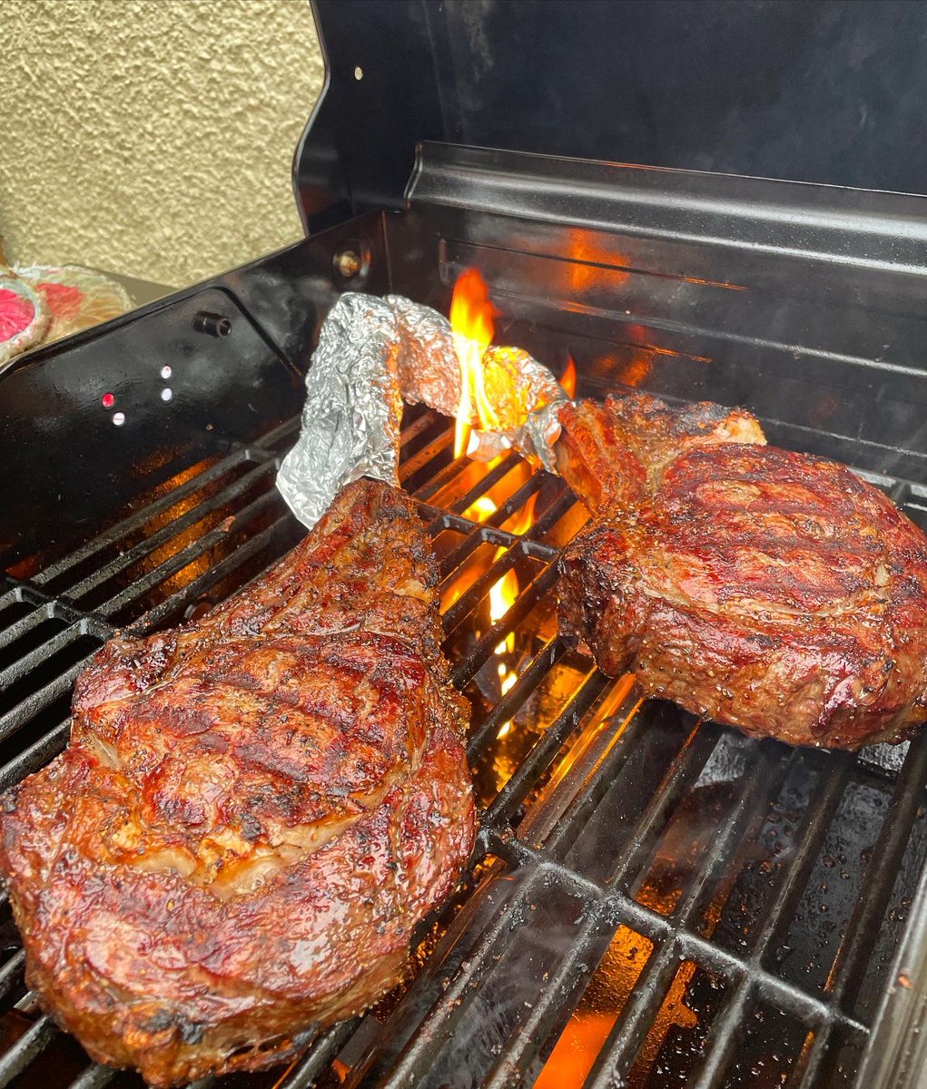 Lloyd_Rees's tweet image. I was SUPER pleased with my cooking on these two massive tomahawk steaks. Low and slow for about 50 mins and then super searingly hot for about 4 mins. Turned out a lovely medium - so tasty 😋 🥩