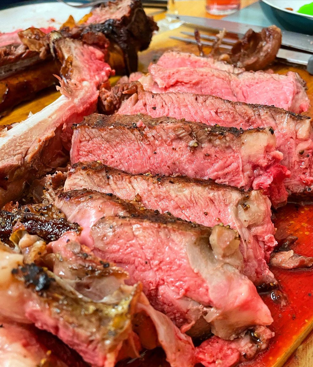 Lloyd_Rees's tweet image. I was SUPER pleased with my cooking on these two massive tomahawk steaks. Low and slow for about 50 mins and then super searingly hot for about 4 mins. Turned out a lovely medium - so tasty 😋 🥩