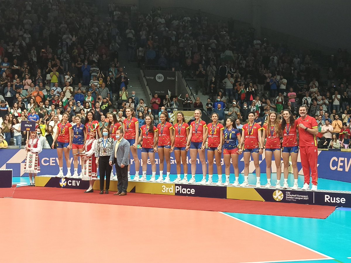selfemvoleibol's tweet photo. Premio 🥉merecido al esfuerzo, trabajo, dedicación y compromiso. Gracias a todos por seguirnos y creer en el equipo @iberdrola @Luanvi @deportegob @COE_es @RFEVB Enhorabuena al voleibol español https://t.co/49xIOnad0n