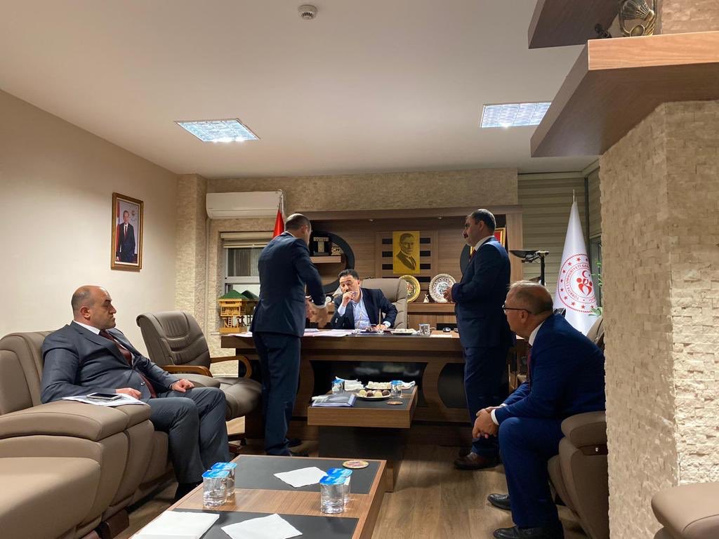 Valimiz sayın <a href="/gokmen_cicek_/">Gökmen Çiçek</a>  bundan bir yıl önce ilimize atandığı ilk hafta, gece saat 23:00’te müdürlüğümüze gelerek ,yapmayı düşündüğü yatırımlar ile ilgili talimatlar verdi.Aradan bir yıl geçti,
mesleğimde görmediğim yatırımların temelleri atıldı. Sayın Valim çok teşekkürler