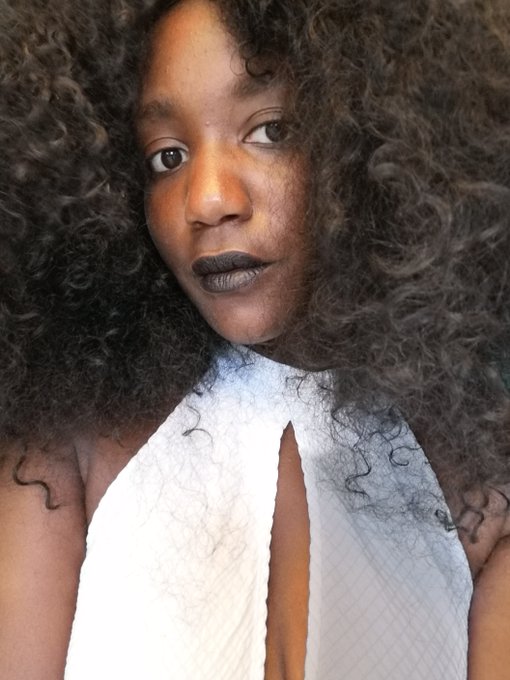 Hey toi ? Je me trouve sublime aujourd'hui. Complimente ta ma&icirc;tresse hypnotik avec un commentaire. 💋