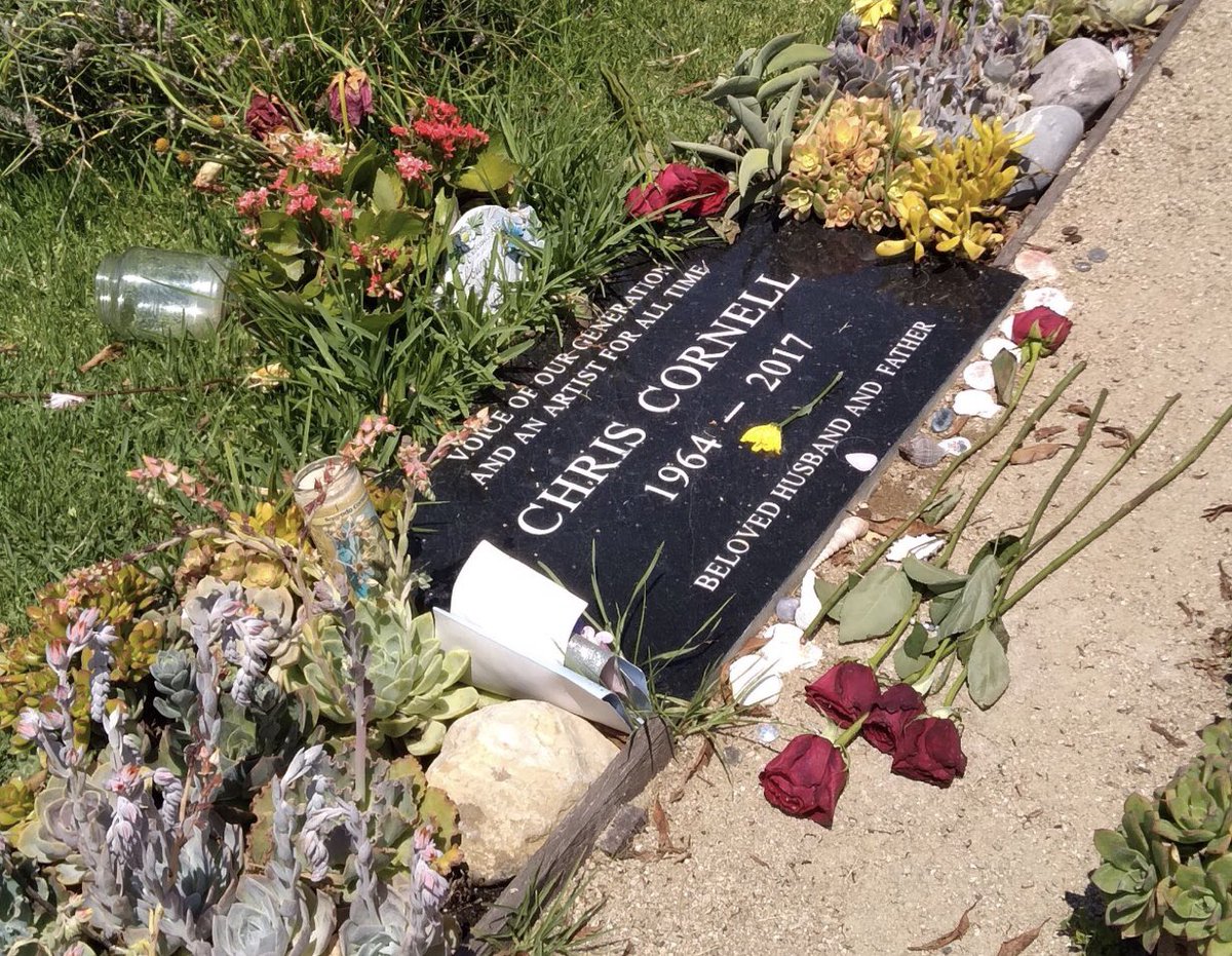 bordo_j's tweet photo. This was the current state of the plot of #ChrisCornell (7/19/21) Great way to honor his legacy #VickyCornell 😡. You’re more of a disgrace than the condition of his grave. Thank you to the person who recently cleaned it up when they went to pay respect. https://t.co/ng3EEEirfv