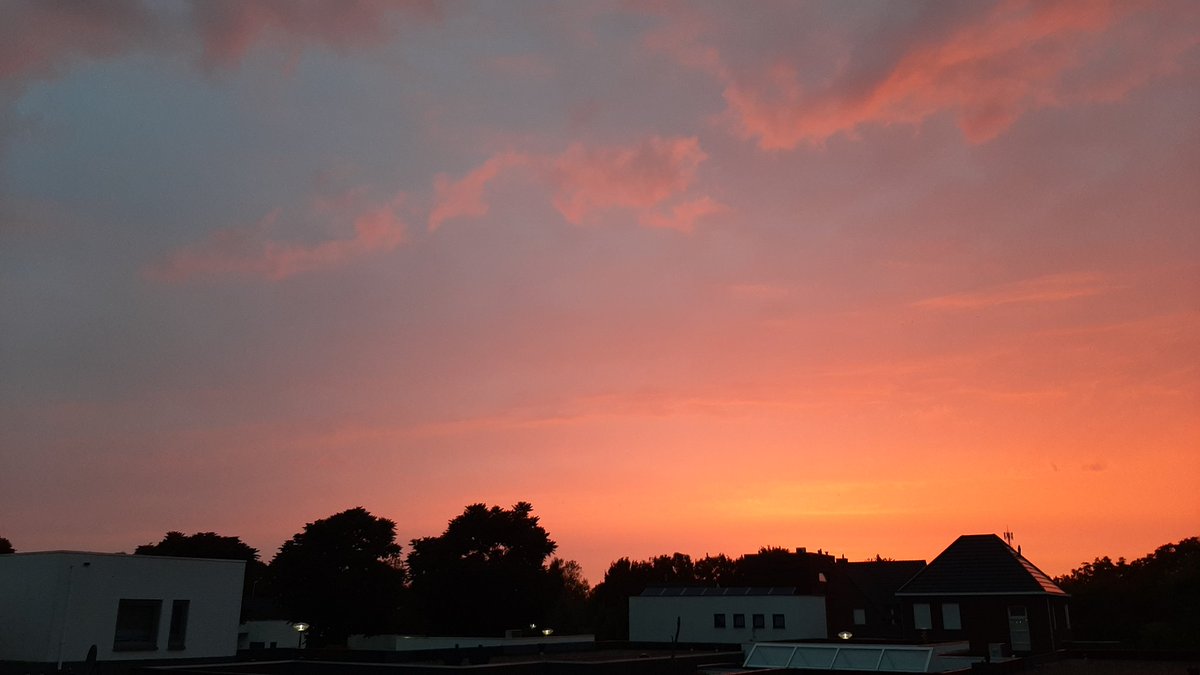 inja5248's tweet photo. 22:00 uur #Peij #MiddenLimburg 
't regent 'n half uur gestaag door en we worden getrakteerd op een mooie zonsondergang 
@MeteoLimburg 
@BuienRadarNL 
@hetweerlokaal 
@Weerplaza 
@helgavanleur 
@L1weer 
@Talpaweer https://t.co/yTJ1vgGK9g